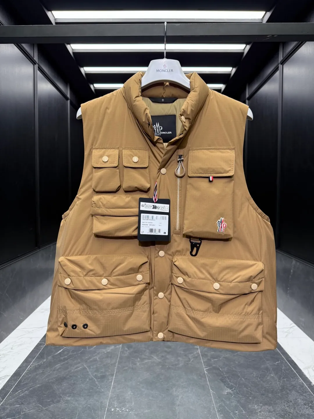 ⬆️Moncler Grenoble Tongass .Premium Series. . . 🎁 . . Tongass ， 。 Tongass 。 ， 。 ， 。 • • • • • • 、 • • • Size：1-5 / Brown/Black D 00780